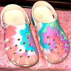 CROCS- girls tie dye!